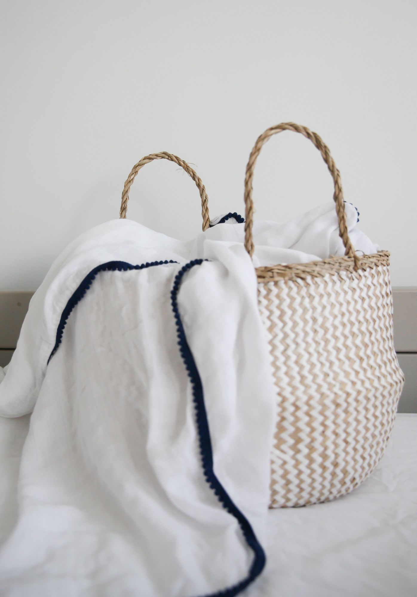 BAMBOO POM POM SWADDLE